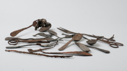 Przedmioty znalezione w bloku 17 w byłym obozie Auschwitz I. Fot. Marcin Inglot. Źródło: www.auschwitz.org