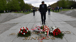 Marszałek Senatu Tomasz Grodzki (C) składa kwiaty przed Pomnikiem Czynu Polaków w Szczecinie podczas uroczystości z okazji święta Konstytucji 3 maja. Fot. PAP/M. Bielecki