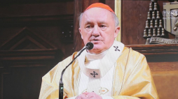 Telewizyjna transmisja mszy świętej w intencji ojczyzny z okazji święta Konstytucji 3 maja, która odbyła się w Bazylice Archikatedralnej p.w. św. Jana Chrzciciela w Warszawie. Nabożeństwu przewodniczył metropolita warszawski kardynał Kazimierz Nycz (na ekranie). 03.05.2020. Fot. PAP/P. Supernak