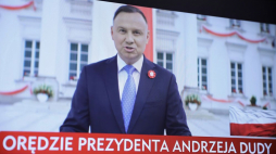 Transmisja orędzia prezydenta Andrzeja Dudy (na ekranie) z okazji święta Konstytucji 3 maja. 03.05.2020. Fot. PAP/L. Szymański