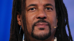 Amerykański pisarz, laureat Nagrody Pulitzera Colson Whitehead. Fot. PAP/EPA/A. Babani