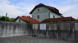 Gusen, Austria, 07.05.2017. Pozostałości nazistowskiego obozu koncentracyjnego KZ-Mauthausen-Gusen na terenie Gusen, 7 bm., które większej mierze zostało zabudowane po wojnie przez mieszkańców. W Austrii przebywa polska delegacja z wiceszefem MSZ Janem Dziedziczakiem i wiceminister kultury Magdaleną Gawin. Fot. PAP/J. Kamiński