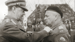 1944 r. Gen. Harold Alexander dekoruje gen. Bronisława Rakowskiego po bitwie o Ankonę. Źródło: Wikipedia Commons