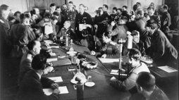 Niemcy, Berlin, 1945-05-08. Feldmarszałek Wilhelm Keitel (u szczytu stołu) podpisał akt bezwarunkowej kapitulacji Niemiec. Fot. PAP/CAF/APN