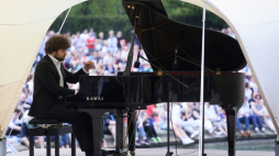 Warszawa, 14.05.2017. Koncert litewskiego pianisty Lukasa Geniusasa (na zdj.) zainaugurował, 14 bm. tegoroczny sezon Koncertów Chopinowskich w warszawskich Łazienkach. Fot. PAP/P. Supernak