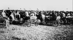 1920. 1 Armia Konna Siemiona Budionnego, mityng z okazji przyjazdu Michaiła Kalinina, kierownika aparatu propagandowego na Froncie Zachodnim. Źródło: Rosyjskie Państwowe Archiwum Kino-foto-dokumentów w Krasnogorsku