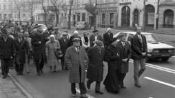 Warszawa 11.11.1989. II Kongres PSL tzw. wilanowskiego. Przemarsz ul. Krakowskie Przedmieście uczestników Kongresu na mszę św. do bazyliki archikatedralnej św. Jana Chrzciciela; w pierwszym rzędzie, m.in. prezes PSL-Wilanów Franciszek Kamiński (2L), ks. prałat Bogusław Bijak (3L), w drugim rzędzie, m.in. wiceprezesi PSL-Wilanów Franciszek Kieć (3L), Hanna Chorążyna (4L) i Stanisław Laskowski (5L). Fot. PAP/L. Wawrynkiewicz