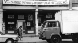 Łódź 1990-05. Wybory do samorzadów lokalnych. Hasła przedwyborcze na ul. Piotrkowskiej. Dokładny dzień nieznany. Fot. PAP/Andrzej Zbraniecki 