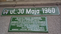Zielona Góra. Tablica upamiętniająca wydarzenia z 1960 r. Źródło: Wikipedia Commons