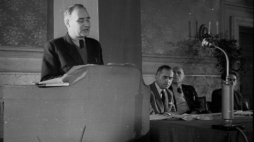 Wrocław, 1947-11-17. Otwarcie III Zjazdu Związku Zawodowego Literatów Polskich, który obradował w dniach 17-20 listopada. Nz. przemawia sekretarz Komisji Centralnej Związków Zawodowych Włodzimierz Sokorski. W prezydium poeta Mieczysław Jastrun (P), prezes ZLP, poeta i pisarz Jarosław Iwaszkiewicz (C), historyk literatury Kazimierz Wyka (L). Fot. PAP-CAF