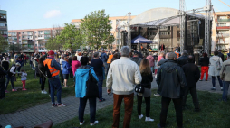Publiczność podczas koncertu Kasi Kowalskiej w Ciechanowie w ramach akcji „Koncertowanie pod blokami”. 02.05.2020. Fot. PAP/L. Szymański
