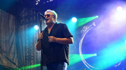 Uniejów, 21.09.2019. Na scenie Krzysztof Cugowski z Zespołem Mistrzów. Muzyczne pożegnanie lata, koncert Radia Zet "Siła muzyki" przy termach w Uniejowie.  PAP/T. Wojtasik