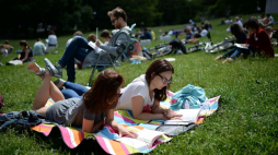 Próba pobicia rekordu świata w jednoczesnym czytaniu pod gołym niebem podczas Big Book Festiwalu. Warszawa, 2016. Fot. PAP/J. Turczyk