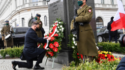 Warszawa 12.05.2020.  Prezydent RP Andrzej Duda składa wieniec przed pomnikiem Marszałka Józefa Piłsudskiego w 85. rocznicę śmierci marszałka. Fot. PAP/P. Nowak