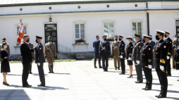 Warszawa, 29.05.2020. Prezydent RP Andrzej Duda wręcza odznaczenia podczas uroczystości z okazji Dnia Weterana Działań poza Granicami Państwa, przed Belwederem.  PAP/R. Guz