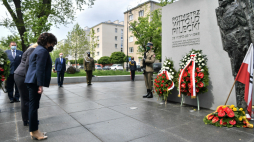 Marszałek Sejmu Elżbieta Witek (3L) podczas uroczystości złożenia kwiatów pod pomnikiem rotmistrza Witolda Pileckiego w Warszawie, 25 bm. Dziś przypada 72. rocznica śmierci rotmistrza. Fot. PAP/P. Nowak
