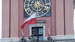 Uroczystość podniesienia Flagi Państwowej na Wieżę Zegarową Zamku Królewskiego w Warszawie. 02.05.2020. Fot. PAP/R. Pietruszka