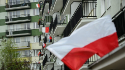 Flagi wywieszone przez mieszkańców Lublina w Dniu Flagi Rzeczypospolitej Polskiej. 2013 r. Fot. PAP/W. Pacewicz
