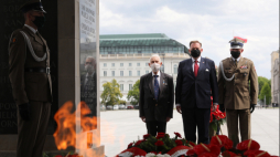 Warszawa, 28.05.2020. Szef UdsKiOR Jan Józef Kasprzyk (2P), płk Artur Frączek (P) oraz przewodniczący Rady do Spraw Kombatantów i Osób Represjonowanych przy Urzędzie do Spraw Kombatantów i Osób Represjonowanych Bogusław Nizieński (2L) składają kwiaty przed Grobem Nieznanego Żołnierza w 80. rocznicę Bitwy o Narwik. PAP/P. Supernak