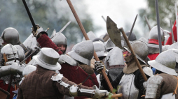 Stębark, 13.07.2019. Inscenizacja bitwy pod Grunwaldem, w jej 609. rocznicę, na polach grunwaldzkich pod Stębarkiem. Fot. PAP/T. Waszczuk