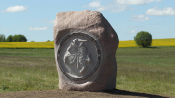 Stębark, 29.05.2020. Kamień upamiętniający udział wojsk litewskich w bitwie pod Grunwaldem z herbem Pogoni i napisem w dwóch językach: „Od narodu litewskiego za wspólne zwycięstwo”.  PAP/T. Waszczuk