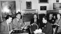 Reportaż Radio Wolna Europa z Instytutu Polskiego i Muzeum im. gen. Sikorskiego w Londynie – siedzą od lewej: Tadeusz Kryska-Karski, Tadeusz Nowakowski, Jan Nowak-Jeziorański, Edward Raczyński, Regina Oppmanowa, Aniela Mieczysławska. 1964–1970. Fot. NAC