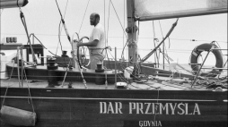 Gdynia, 1979-06-12. Z portu gdyńskiego na jachcie Dar Przemyśla w samotny rejs dookoła świata wypływa Henryk Jaskuła. PAP/CAF/J. Uklejewski
