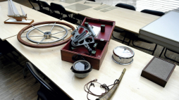 Przemyśl, 15.05.2020. Koło sterowe, sekstans, zegar i kompas z jachtu „Dar Przemyśla” w Muzeum Narodowym Ziemi Przemyskiej. Fot. PAP/D. Delmanowicz