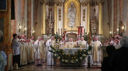 Obchody 100. rocznicy urodzin Jana Pawła II: metropolita krakowski abp Marek Jędraszewski (C) przewodniczy mszy świętej w wadowickiej bazylice Ofiarowania NMP. Fot. PAP/Ł. Gągulski