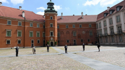 Wicepremier, minister kultury i dziedzictwa narodowego Piotr Gliński (3P), artysta Jerzy Kalina (2L) i dyrektor Centrum Sztuki Współczesnej Zamek Ujazdowski Piotr Bernatowicz (L) podczas inauguracji instalacji artystycznej Jerzego Kaliny „Defilada”. 08.05.2020. Fot. PAP/P. Nowak