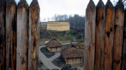 Trzcinica 10.12.2009. Skansen archeologiczny „Karpacka Troja” w Trzcinicy koło Jasła na Podkarpaciu. Fot. PAP/D. DElmanowicz