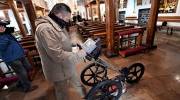 Badania przy pomocy georadaru w kościele rektoralnym pw. Niepokalanego Poczęcia NMP w Kołobrzegu. Poszukiwania mają na celu odnalezienie miejsca pochówku Macieja von Krockowa. 23.05.2020. Fot. PAP/M. Bielecki