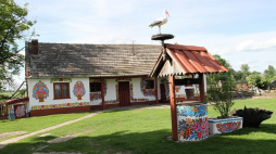 Tradycyjne malowanie domów i obejść w Zalipiu przed jubileuszowym, 50. konkursem „Malowana Chata”. 2013 r. Fot. PAP/J. Bednarczyk