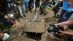 Mamerki, 27.06.2019. W kompleksie bunkrów w Mamerkach (woj. warmińsko-mazurskie), dawnej kwaterze głównej Niemieckich Wojsk Lądowych zostało otwarte ukryte wejście do szybu prowadzącego do tunelu, które nie było otwierane od II wojny światowej. Fot. PAP/T. Waszczuk