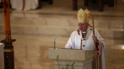 Abp Marek Jędraszewski (C) przewodniczy mszy świętej w ramach obchodów 100. rocznicy urodzin papieża Jana Pawła II w Sanktuarium św. Jana Pawła II w Krakowie. Fot. PAP/Ł. Gągulski