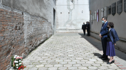 Premier Mateusz Morawiecki (2P) i córka Witolda Pileckiego Zofia Pilecka-Optułowicz (P) podczas złożenia kwiatów pod ścianą straceń w Muzeum Żołnierzy Wyklętych i Więźniów Politycznych PRL w Warszawie. Fot. PAP/R. Pietruszka