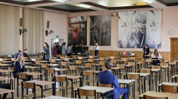 Maturzyści z I LO im T. Kościuszki w Gorzowie Wielkopolskim przed egzaminem maturalnym. 06.05.2019. Fot. PAP/L. Muszyński