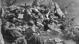 Monte Cassino, 05.1944 r. Polscy żołnierze czekają na rozkaz nowego ataku na Widmo – jedno ze wzgórz otaczających klasztorną górę.  PAP/CAF
