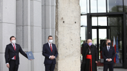 Warszawa 18.05.2020. Premier Mateusz Morawiecki, dyrektor muzeum Marcin Adamczewski, ambasador Republiki Federalnej Niemiec w Polsce Rolf Nikel oraz metropolita warszawski, kardynał Kazimierz Nycz podczas uroczystości przekazania fragmentu Muru Berlińskiego do Muzeum Jana Pawła II i Prymasa Wyszyńskiego w 100. rocznicę urodzin Jana Pawła II.  PAP/L. Szymański