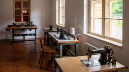 Eksponaty w skansenie Łódzkiej Architektury Drewnianej przy Centralnym Muzeum Włókiennictwa w Łodzi. Fot. PAP/G. Michałowski