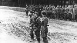 Dowódcy przed frontem oddziałów partyzanckich, od lewej: Józef Zadzierski ps. „Wołyniak”, Stanisław Pelczar ps. „Majka” i Bronisław Gliniak ps. „Radwan”. Okolice Ożanny, 3 maja 1945 r. Fot. OA IPN Rzeszów