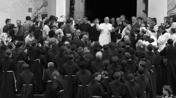 I pielgrzymka papieża Jana Pawła II do Polski: Ojciec Święty przybył do Sanktuarium Pasyjno-Maryjnego Ojców Bernardynów w Kalwarii Zebrzydowskiej. 07.06.1979. Fot. PAP/B. Różyc