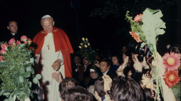 I pielgrzymka papieża Jana Pawła II do Polski: powitanie Ojca Świętego na Błoniach krakowskich, w pobliżu Cichego Kącika. 06.06.1979. Fot. PAP/J. Morek