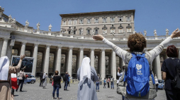 Wierni pozdrawiają papieża Franciszka stojącego w oknie Pałacu Apostolskiego. 24.05.2020. Fot. PAP/EPA