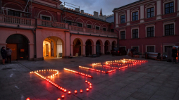 Napis PILECKI, ułożony ze zniczy w ramach akcji "Zapal znicz Pileckiemu" przed Zamkiem Królewskim w Lublinie. Fot. PAP/W. Jargiło