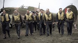 Piloci Dywizjonu 303 – od lewej: Mirosław Ferić, John A. Kent, Bogdan Grzeszczak, Jerzy Radomski, Jan Zumbach, Witold Łokuciewski, Zdzisław Henneberg, Jan Rogowski, Eugeniusz Szaposznikow. 1940 r. Źródło: Wikimedia Commons