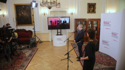 Wicepremier, minister kultury i dziedzictwa narodowego Piotr Gliński (2P) i rzecznik prasowy tego resortu Anna Bocian (P) podczas konferencji prasowej w siedzibie MKiDN w Warszawie. Fot. PAP/W. Olkuśnik