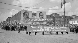Warszawa, 1952-05-01. W pochodzie pierwszomajowym maszeruje kuźnia kadr, Szkoła Partyjna KC PZPR. PAP/CAF