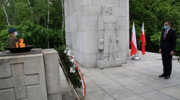 Premier Mateusz Morawiecki składa kwiaty przed Pomnikiem Czynu Powstańczego na Górze Św. Anny. 22.05.2020. Fot. PAP/K. Świderski