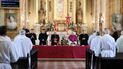 Wadowice, 07.05.2020. Metropolita krakowski abp Marek Jędraszewski i kardynał Stanisław Dziwisz podczas pierwszej uroczystej sesji w procesach beatyfikacyjnych i kanonizacyjnych Emilii Wojtyły z d. Kaczorowskiej oraz Karola Wojtyły-seniora, rodziców św. Jana Pawła II w bazylice Ofiarowania NMP w Wadowicach.  PAP/Andrzej Grygiel